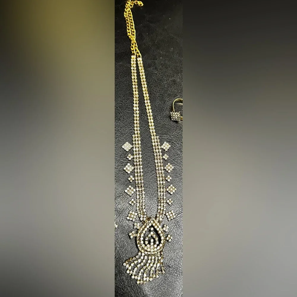 Elegant Gold Jewelry Set - Picture 2 of 5